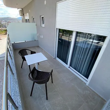 Neli Apartment *